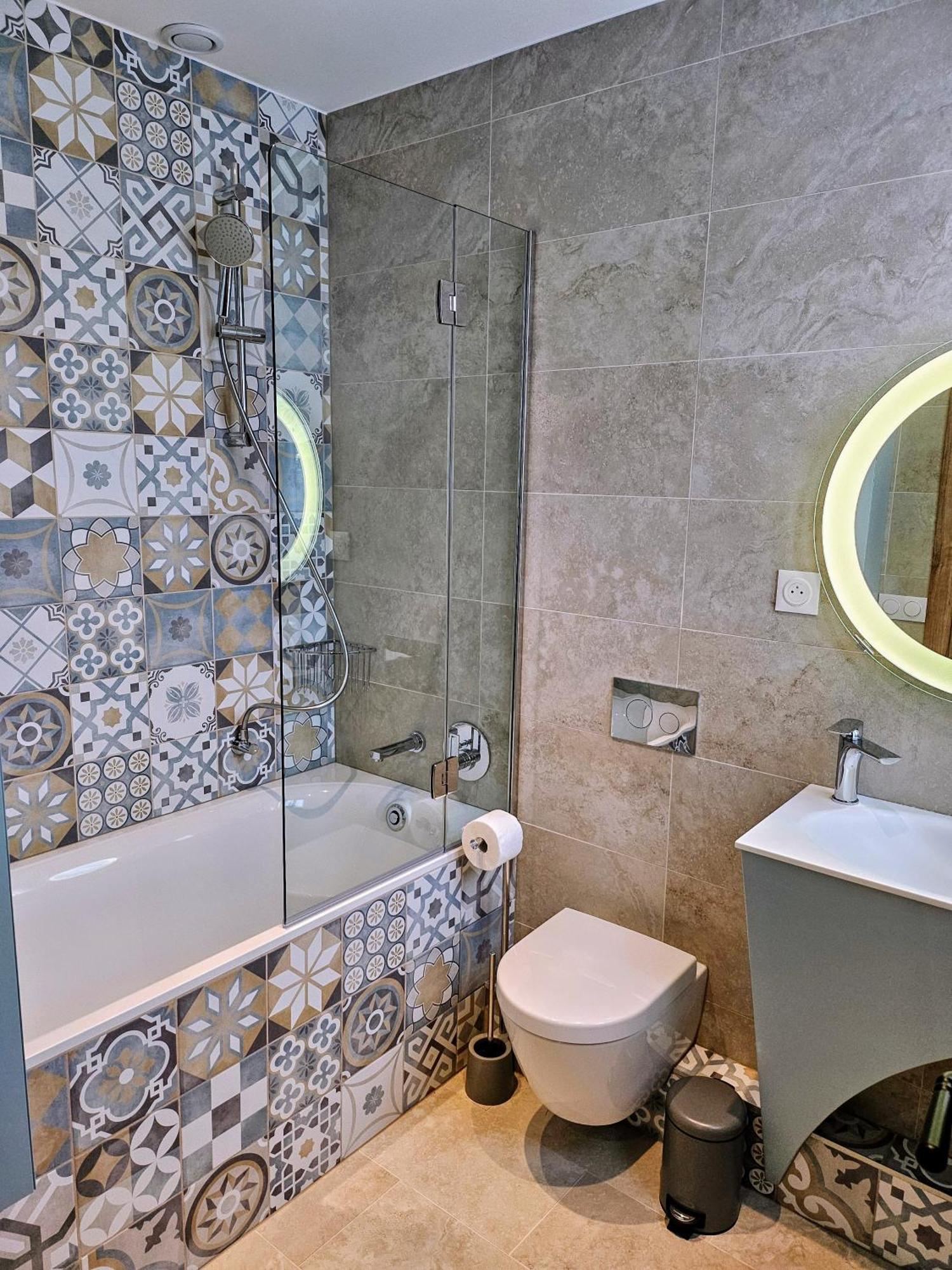 Charmant Studio Pres De La Plage Avec Jacuzzi Et Terrasse Privative Villeneuve-Loubet Luaran gambar