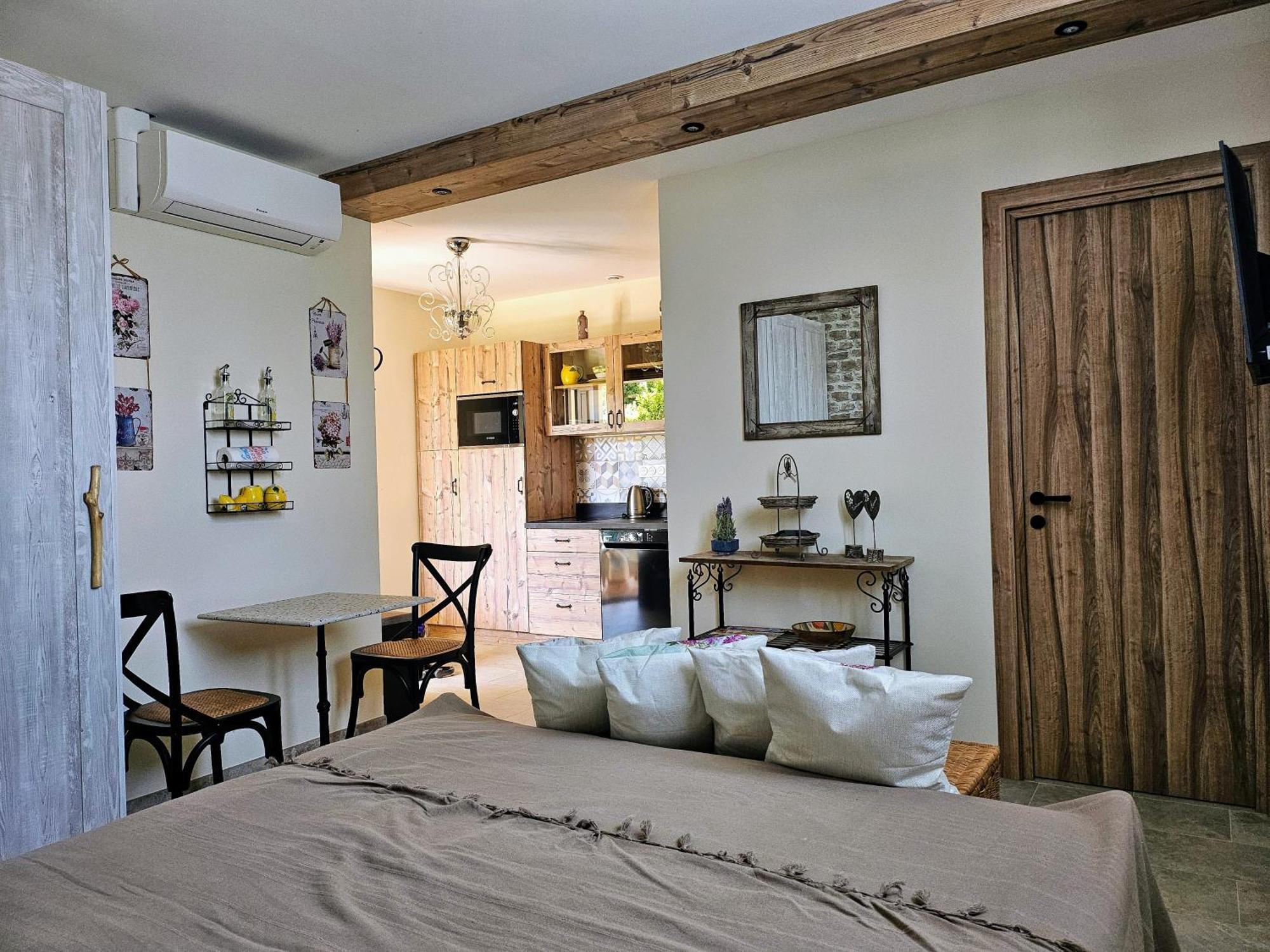 Charmant Studio Pres De La Plage Avec Jacuzzi Et Terrasse Privative Villeneuve-Loubet Luaran gambar